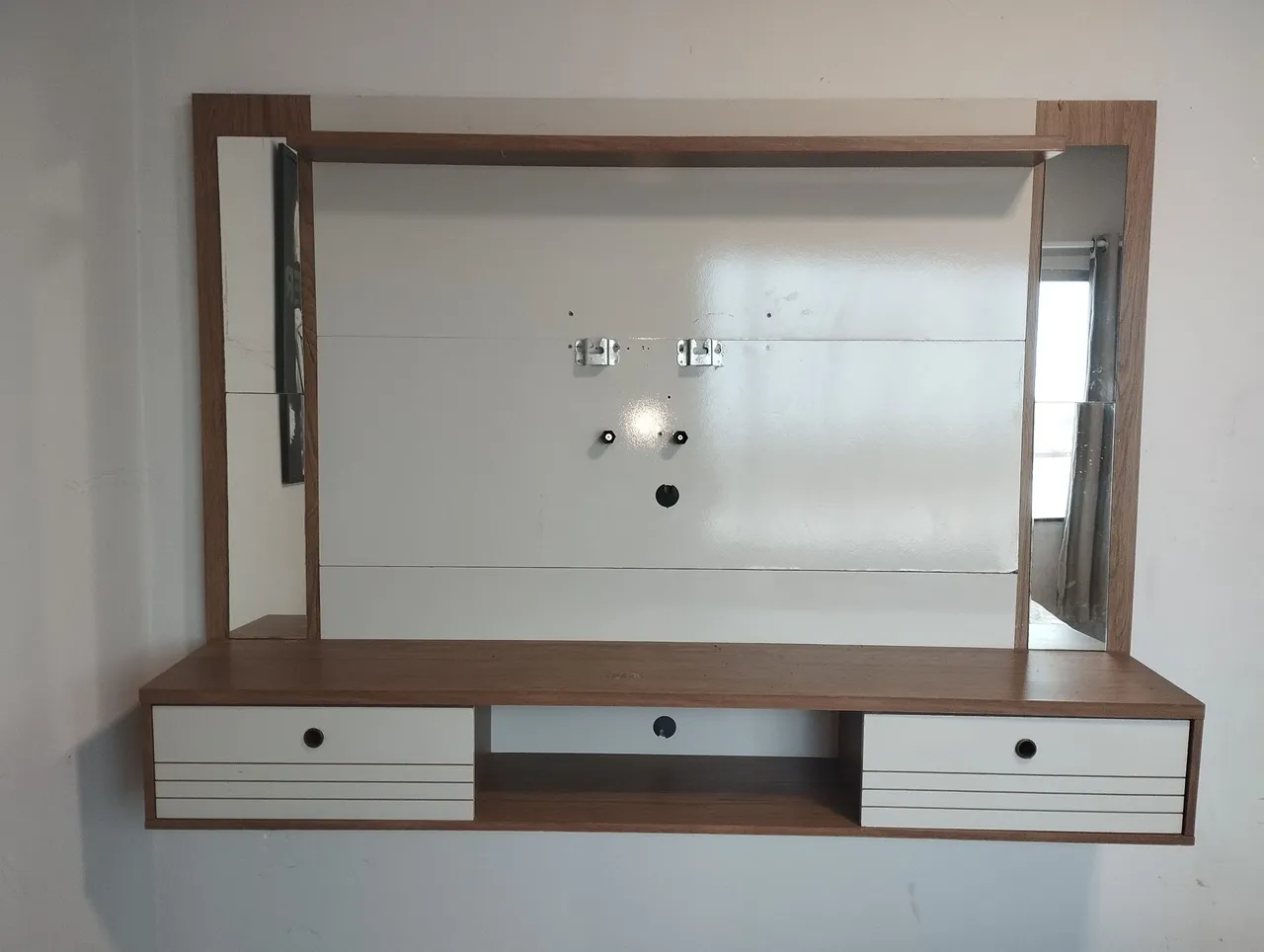 Painel de TV com bancada e gavetas