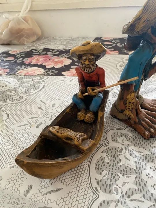 Par de Esculturas de Pescadores - Decoração Artesanal - Foto 3