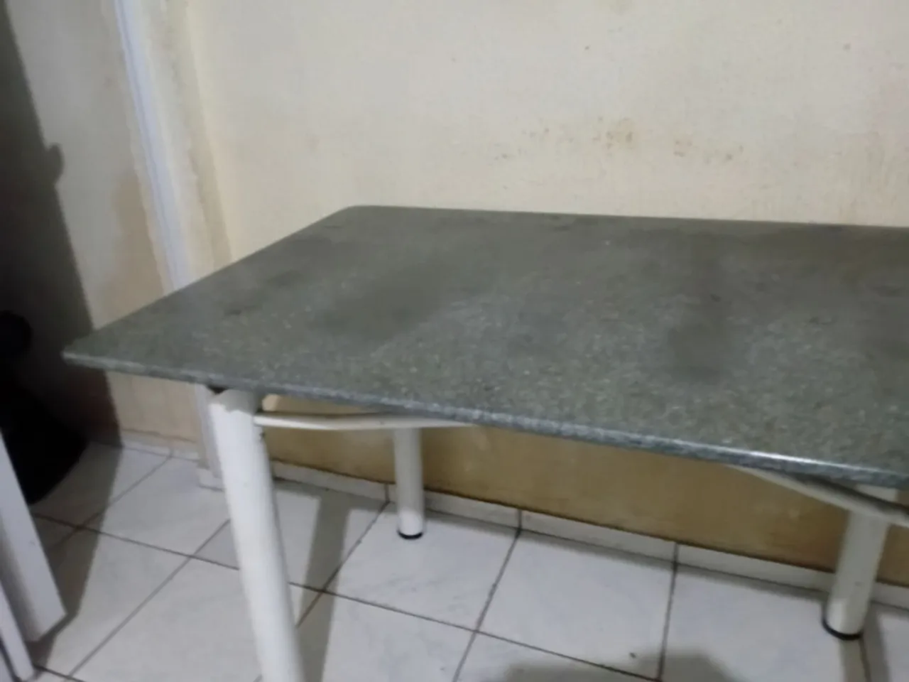 Mesa com tampo de granito
