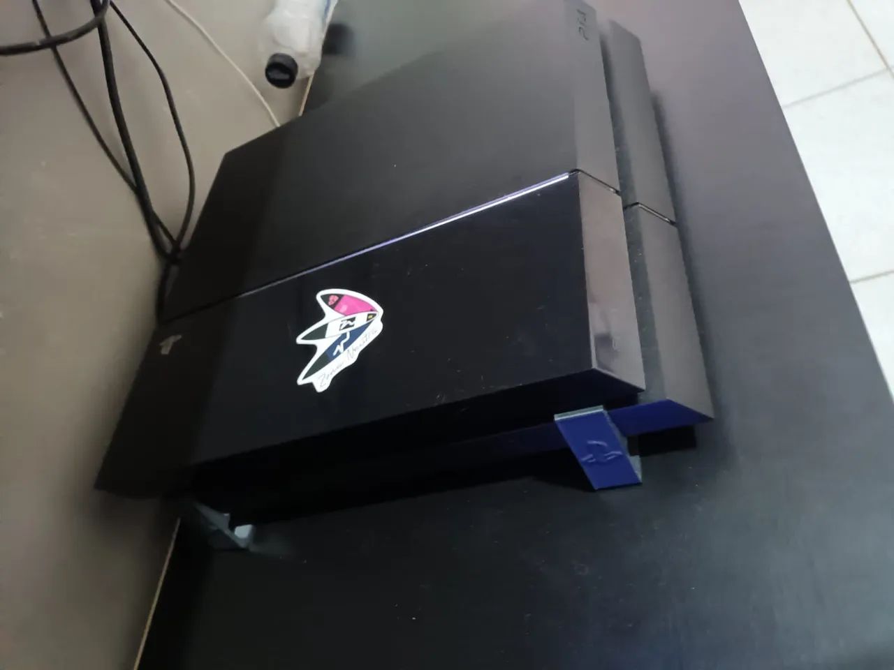 Playstation 4 com controle - semi novo - Foto 4