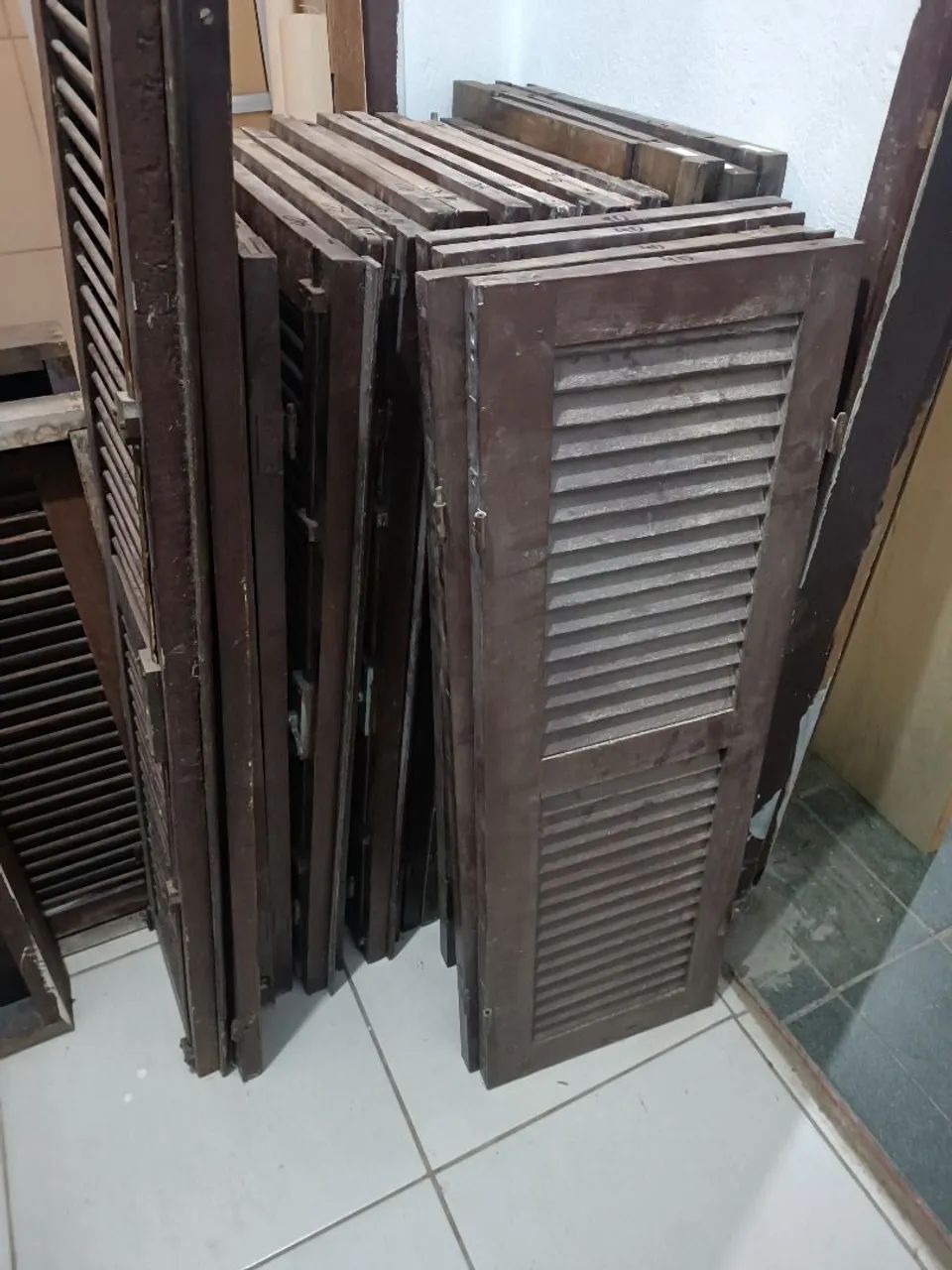 Vernezianas usadas pra decoração ou janelas em casa de madeira vende-se por peça!  - Foto 4