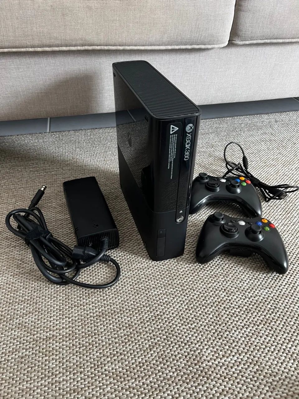 Console Xbox 360 E + 2 controles + fonte bivolt  - todo original