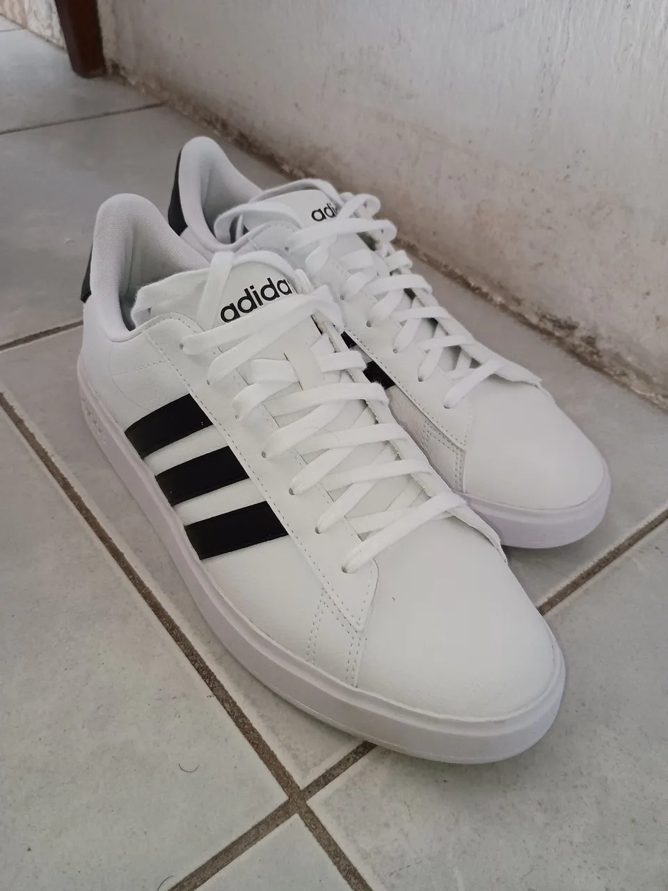 Tênis Adidas Grand Court - Branco com listras pretas