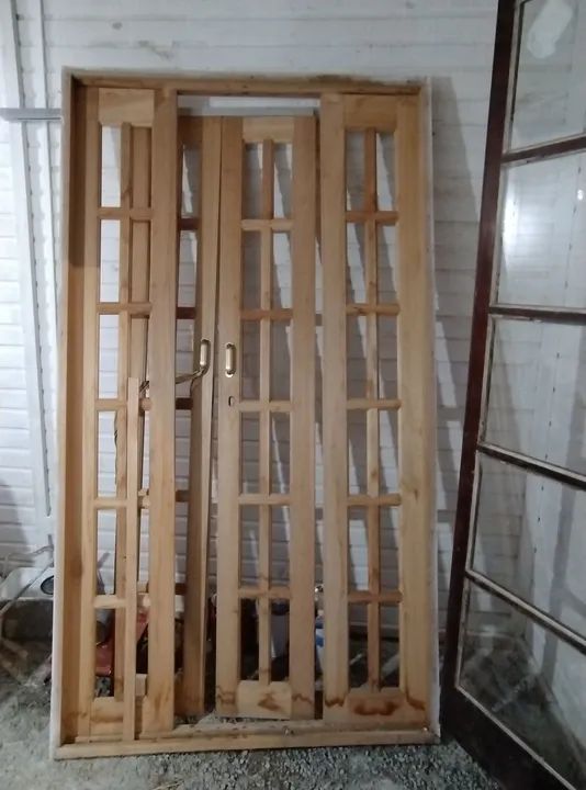 Porta de madeira maciça com vidros