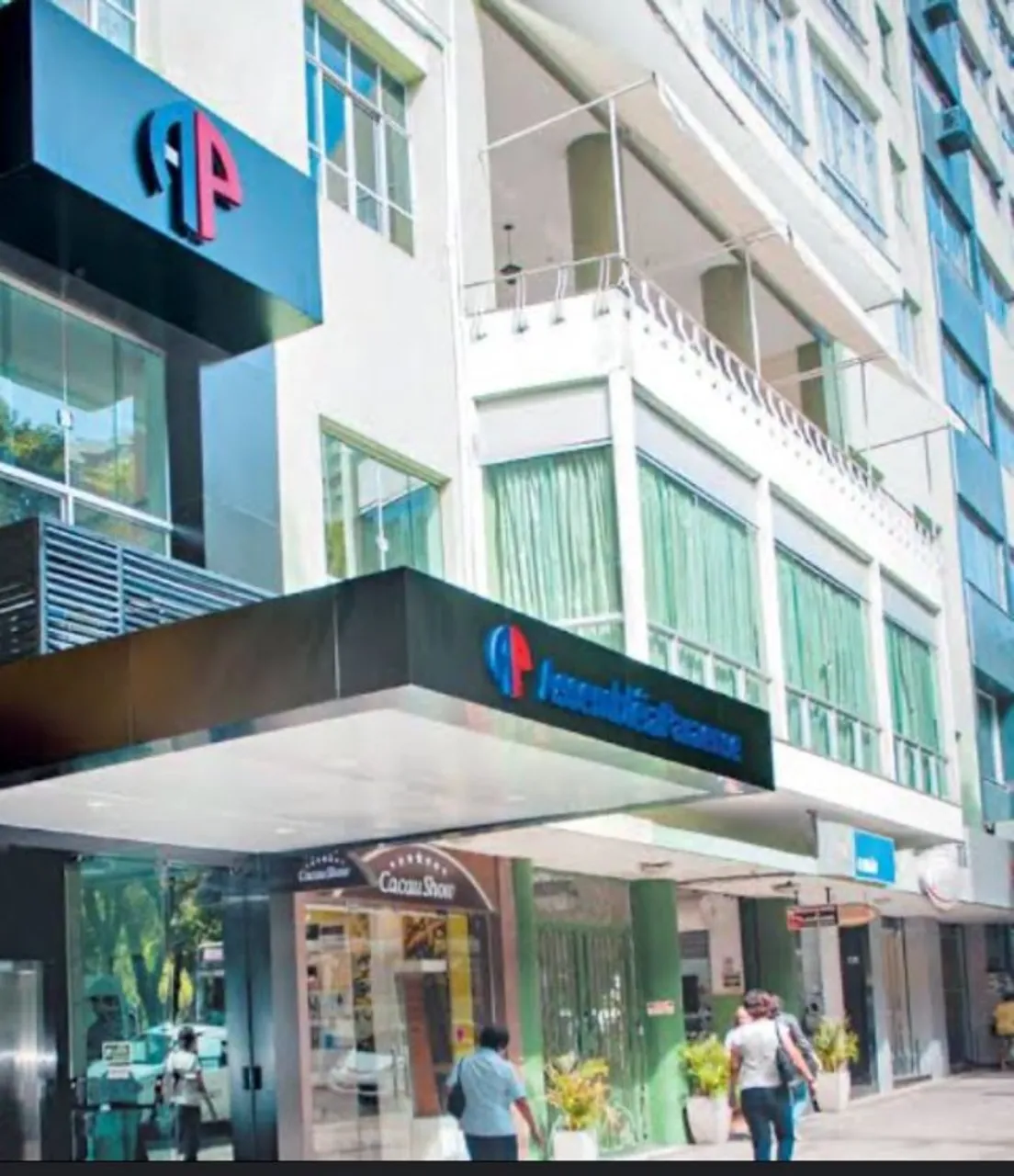 Alugo Apto Com 3 Quartos Em Frente a Praça da Republica