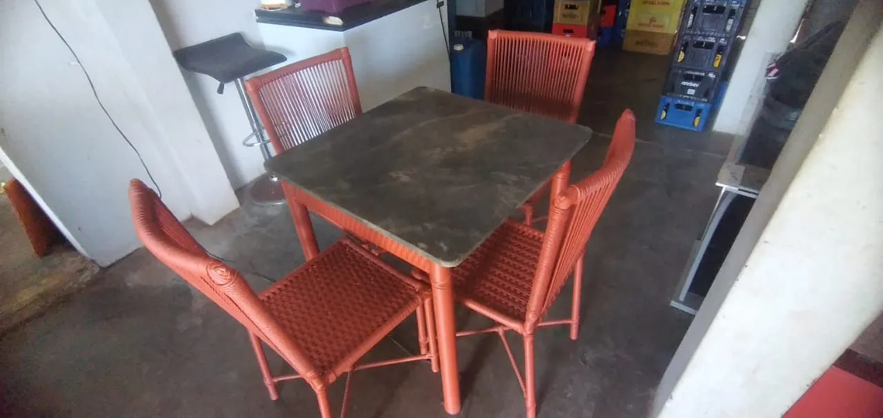 Conjunto de mesa com 4 cadeiras laranja