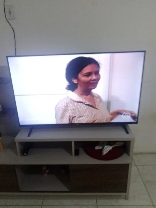 Vendo essa tv smart 43 polegadas 1,100 - Foto 2