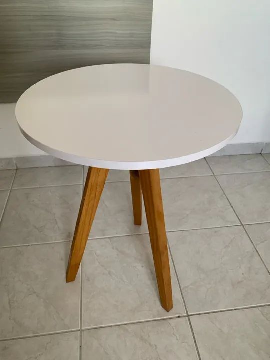 Mesa de centro redonda branca com pernas de madeira