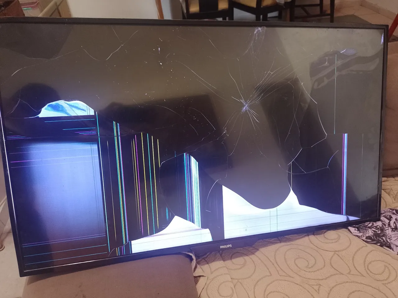 TV Philips com Tela Danificada. *Negociável*