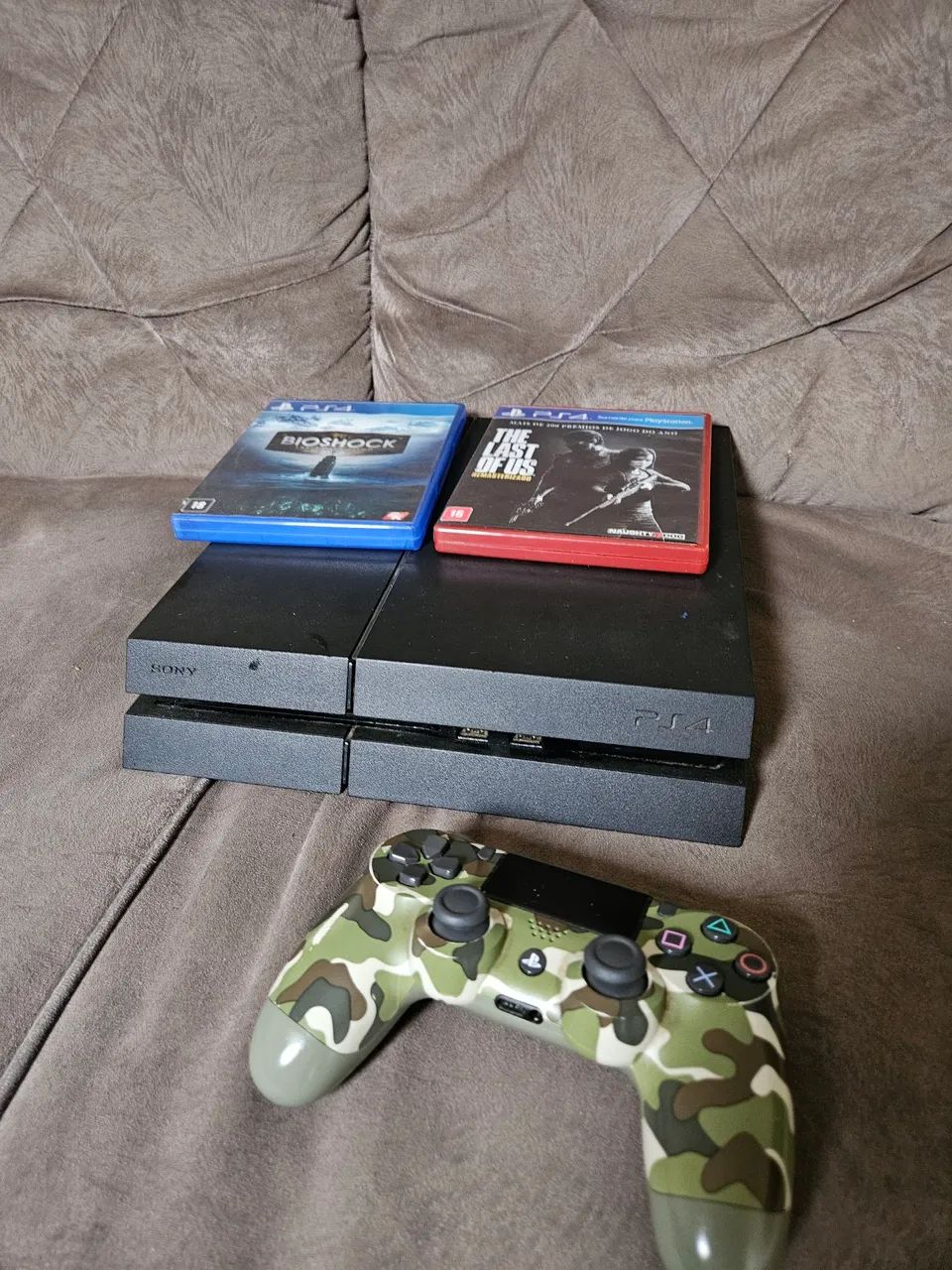 Playstation 4 (PS4 FAT) com dois jogos e dois controles