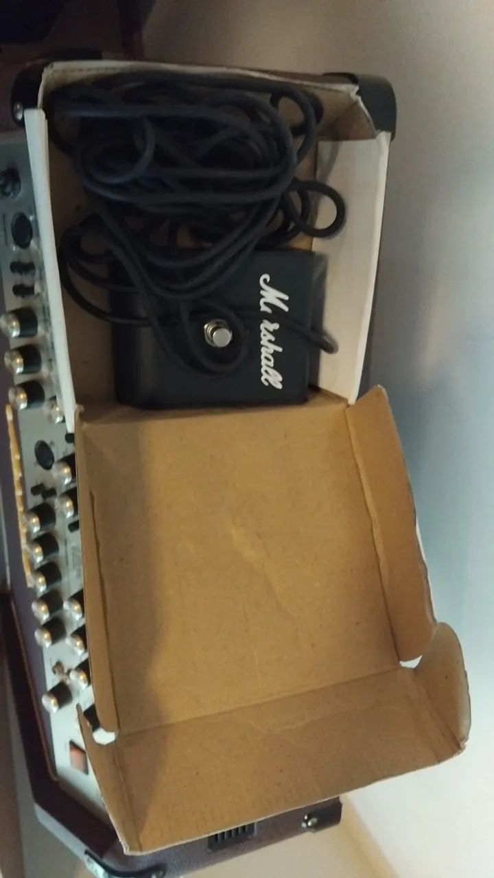 Amplificador para violão Marshall AS100D - com case sólido - Foto 3