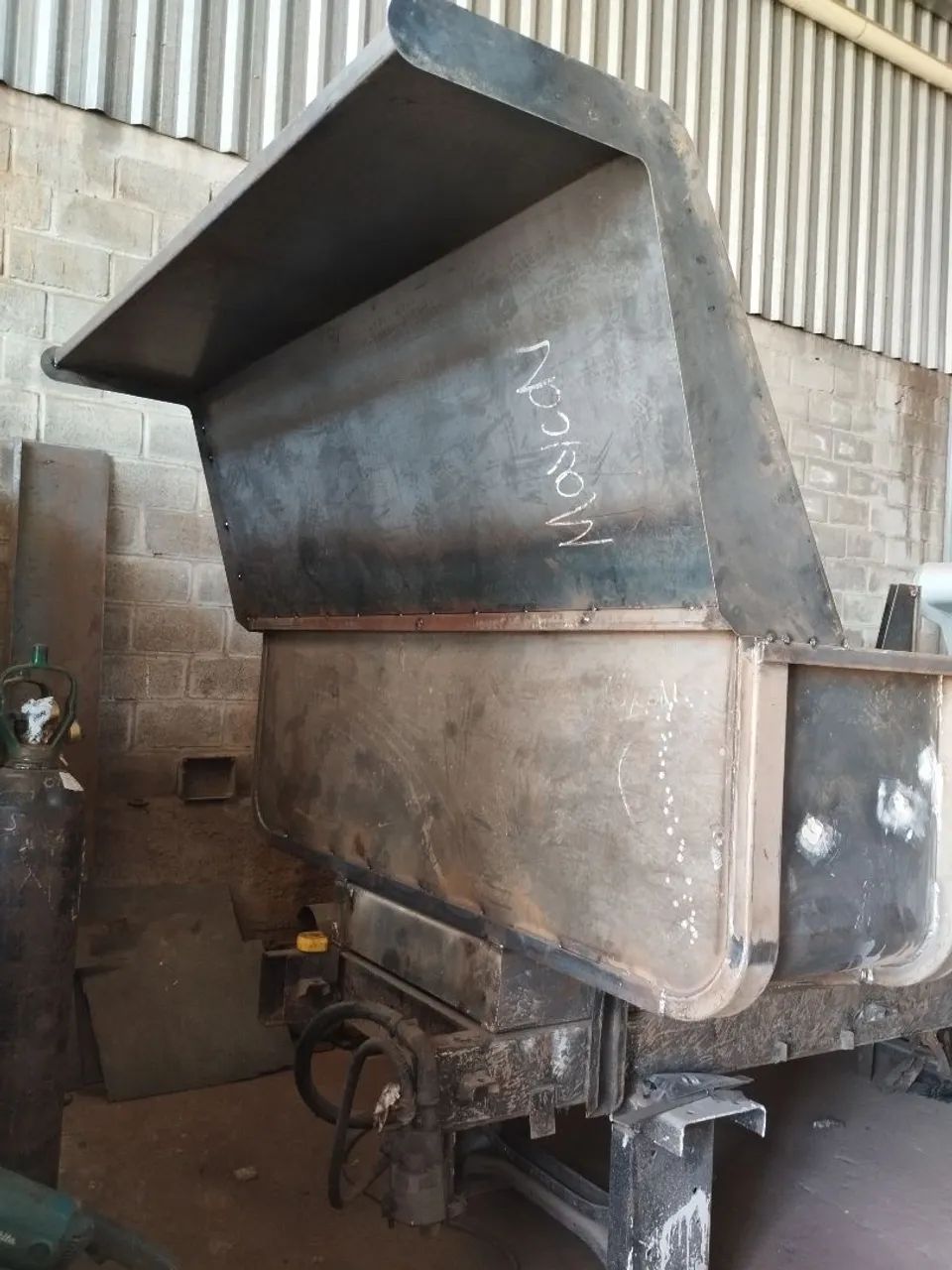 Vendo caçamba 5 metros cúbicos para caminhão toco caixote novo - Foto 3