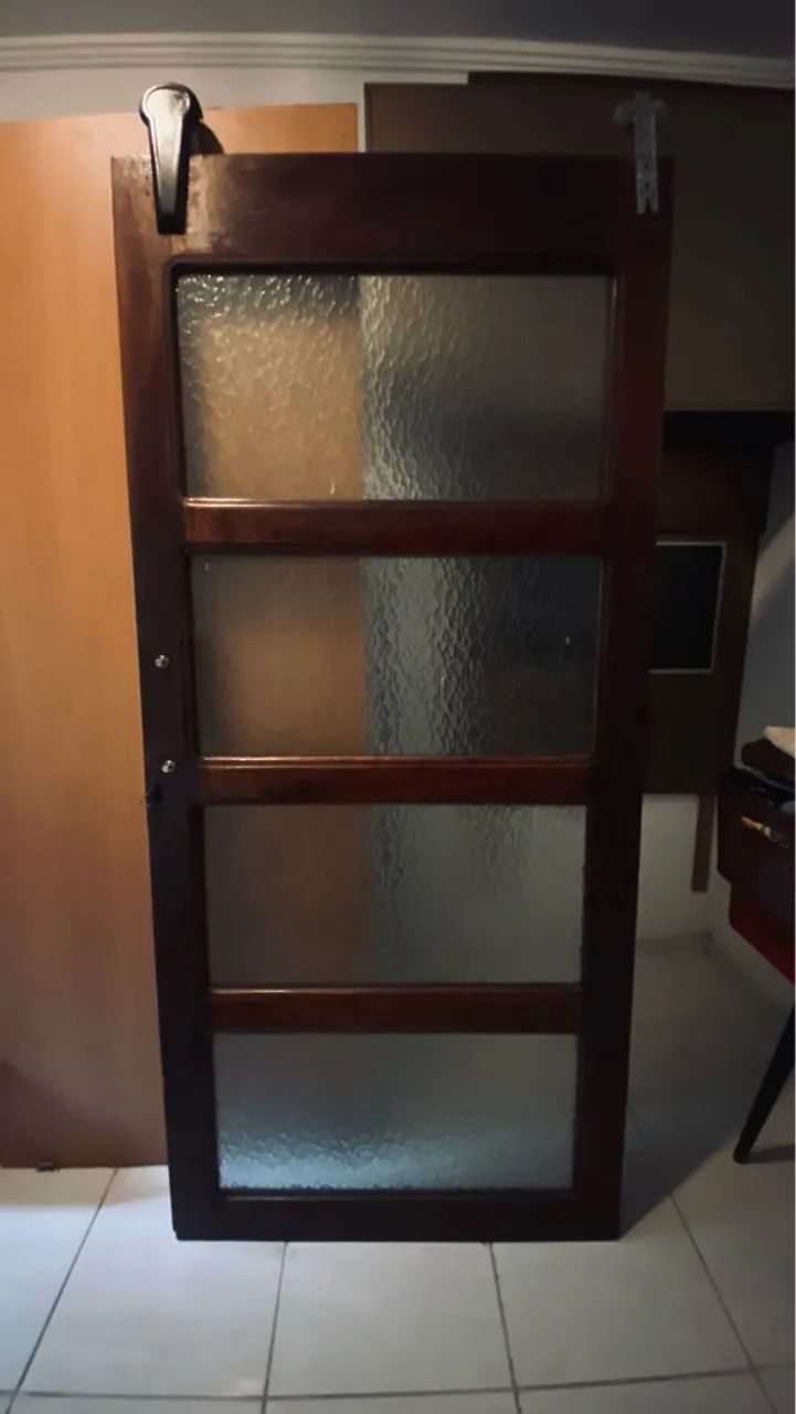 Porta de madeira com vidro