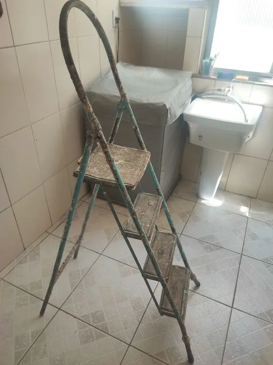 Escada de Ferro de 4 degraus
