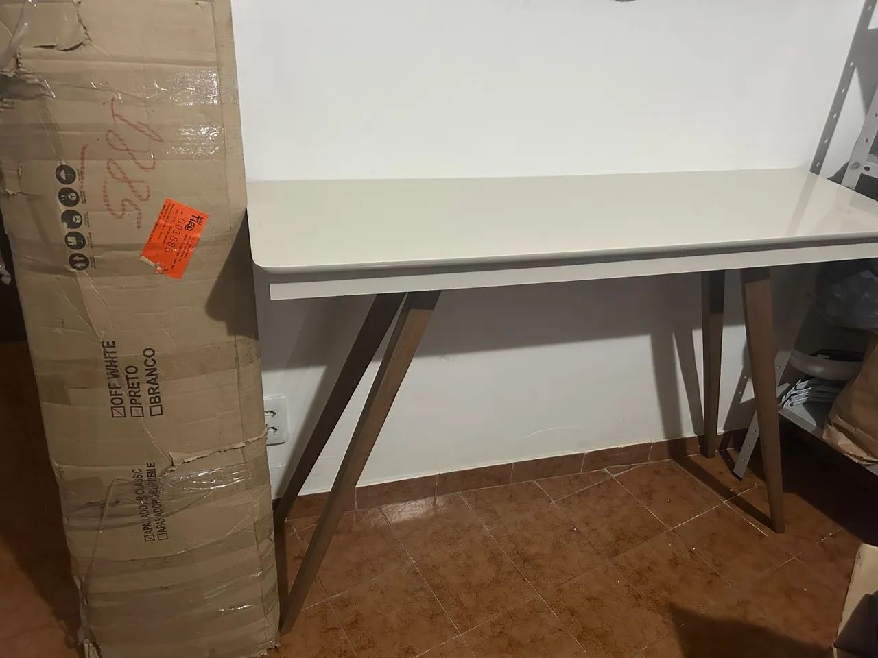 Mesa(aparador) de centro branca com pés de madeira - Foto 5