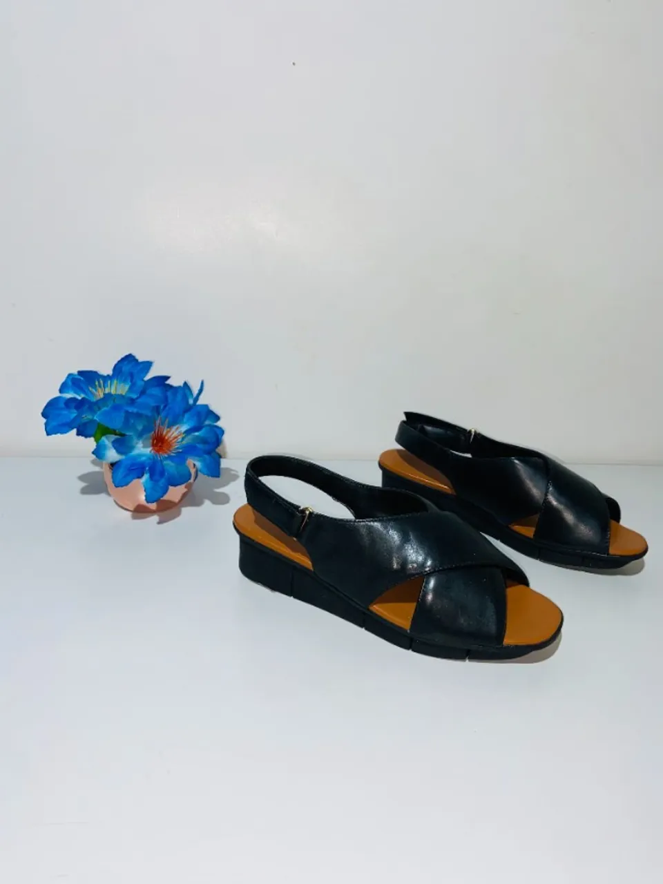 sandália arezzo couro flatform velcro - cor preto - tam 36