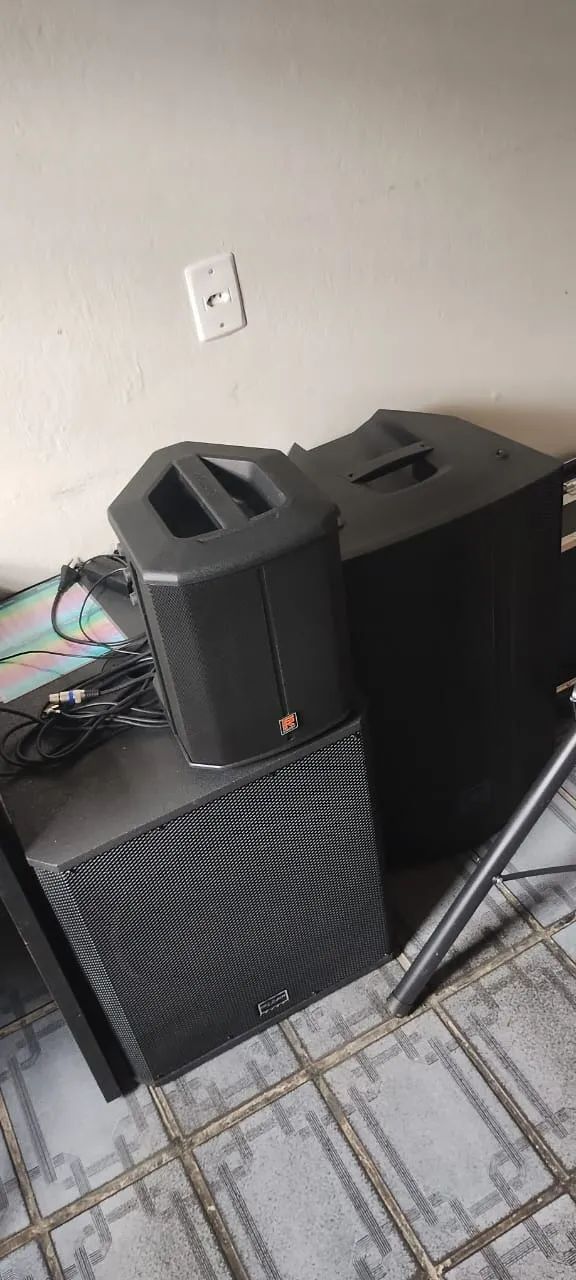 Caixas de som, sub e iluminação completa por 7 mil tudo