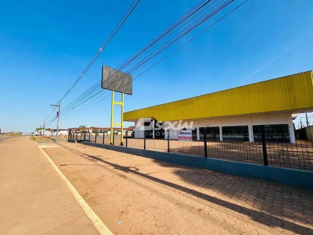 Amplo Galpão comercial recém reformado para locação com estacionamento privativo e pátio d