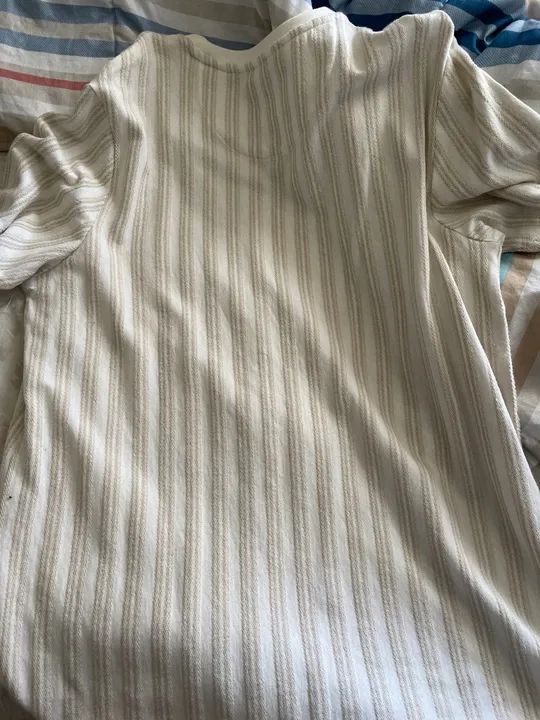 Camiseta listrada branca e bege - Foto 3