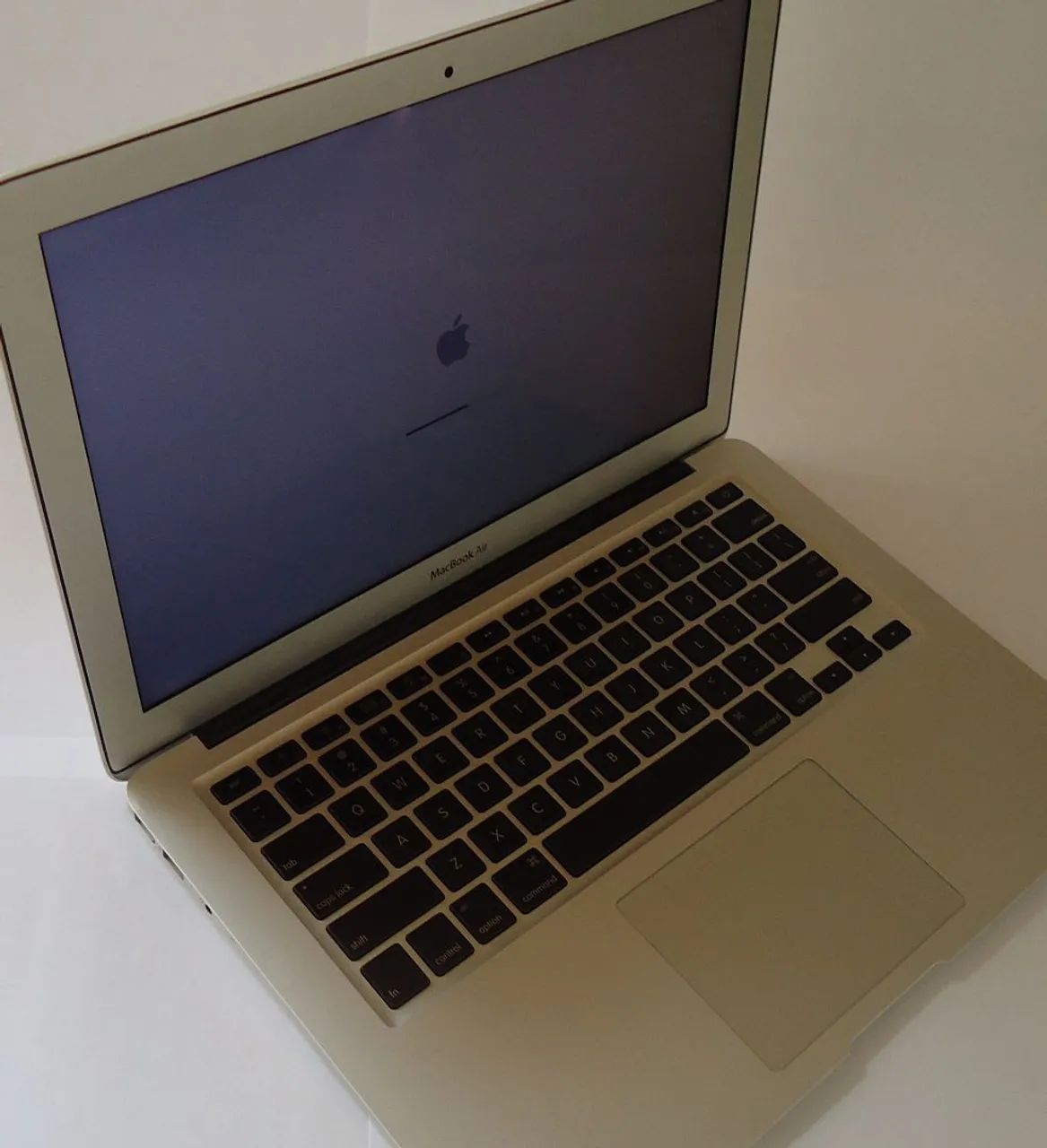MacBook Air 13" - 4GB Ram 128GB SSD - MacOS Sierra