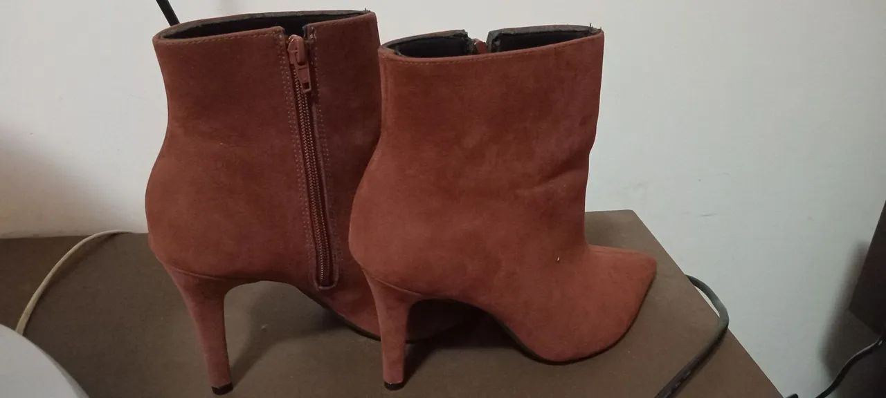 Botas de salto alto marrom - Elegância e estilo! - Foto 4