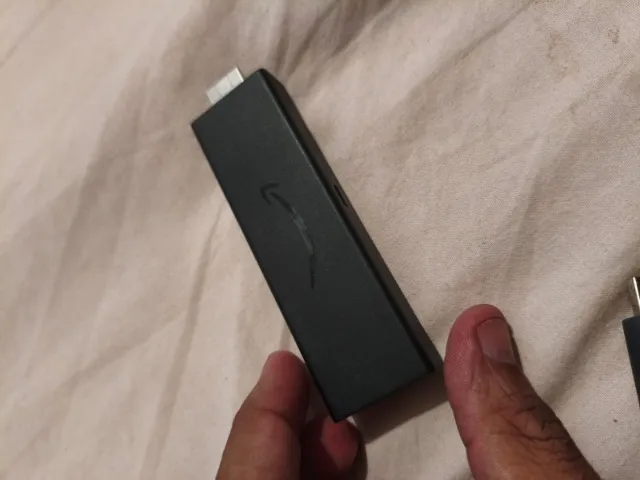 Dispositivo de Streaming 4K Stick com busca Inteligente e comando por Voz