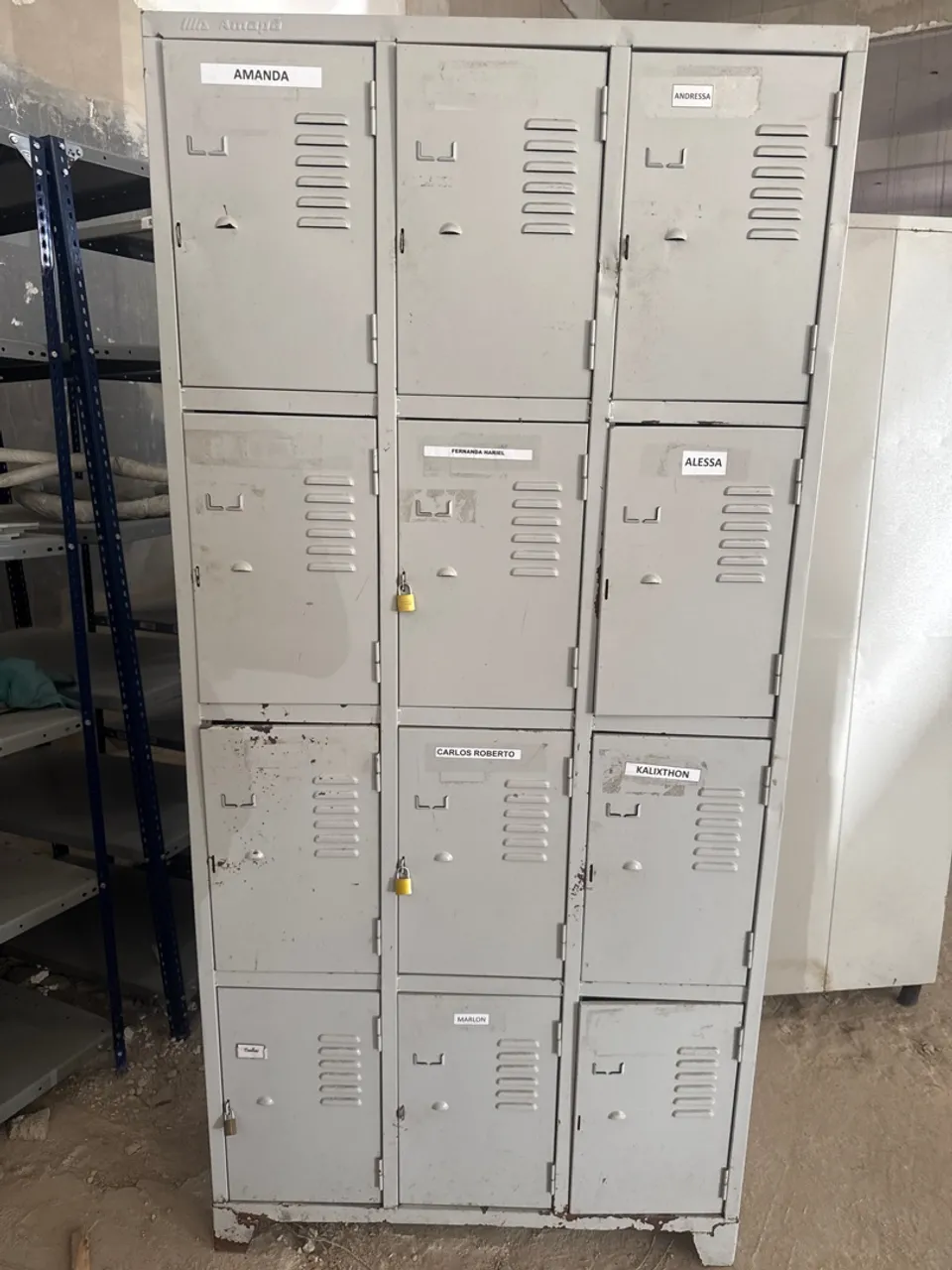 Armário de escritório com 12 portas