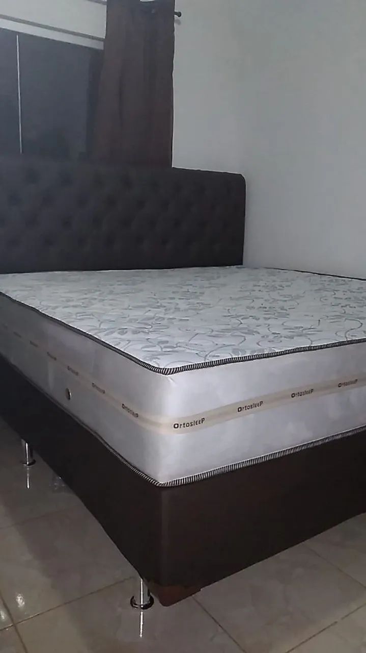 Cama Super King com cabeceira slim e colchão firme