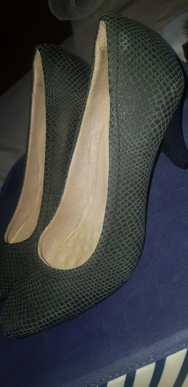 Sapatos de salto alto com textura de cobra