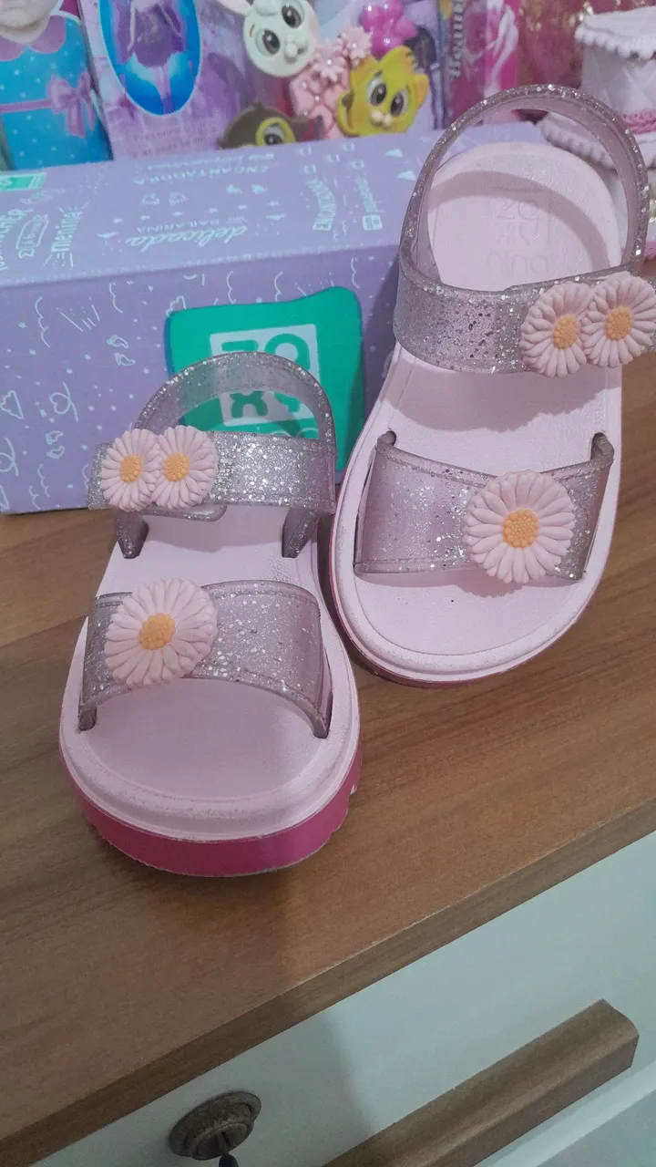 Sandálias infantis com glitter e flores