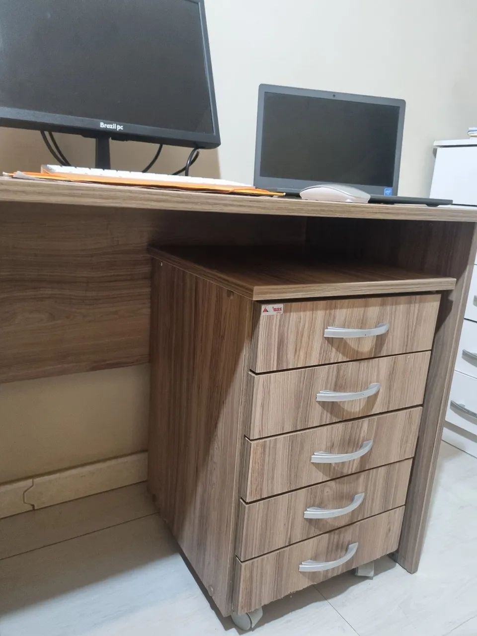 Armário e mesa de escritório 64220694171778122