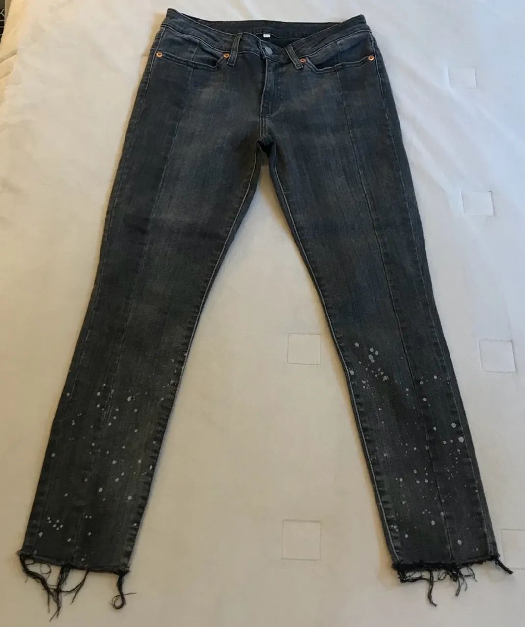 Calça Jeans Preta com Detalhes e Barra Desfiada - Foto 4