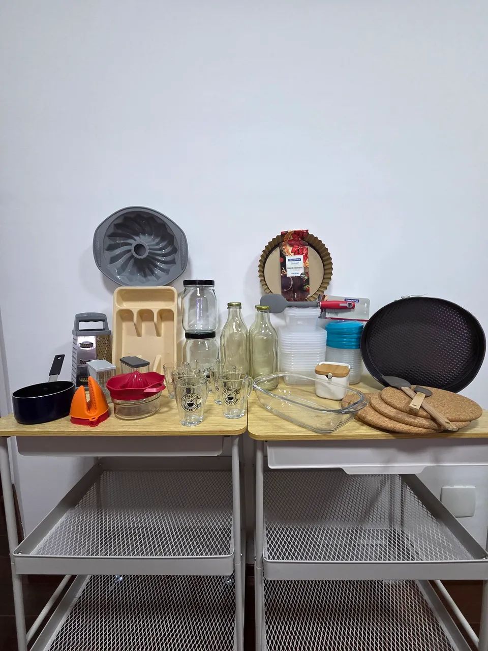 Conjunto de utensílios de cozinha novos ou pouco usados com mais de 50 itens