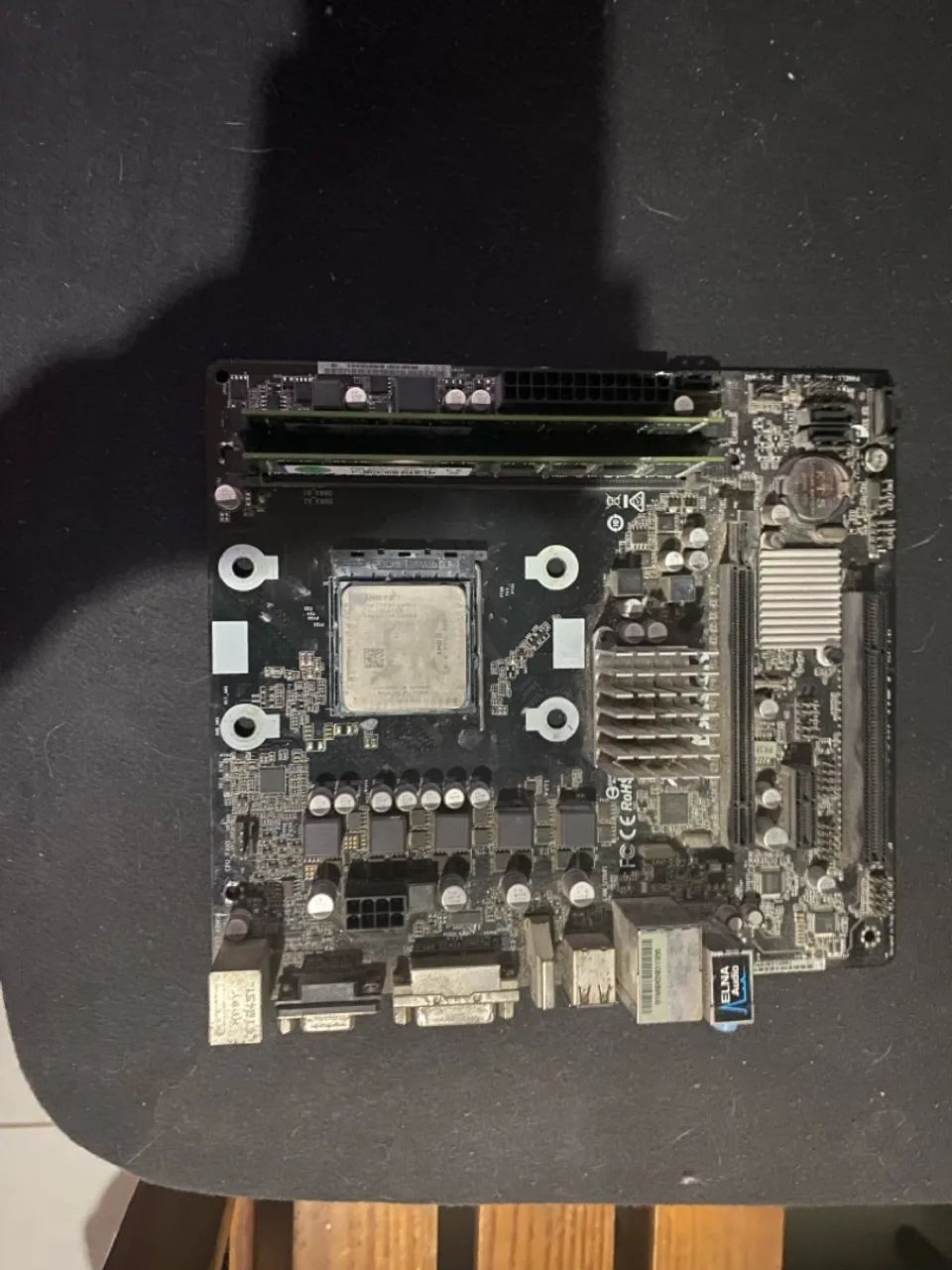 Placa-mãe e processador AMD (mais adereços) 