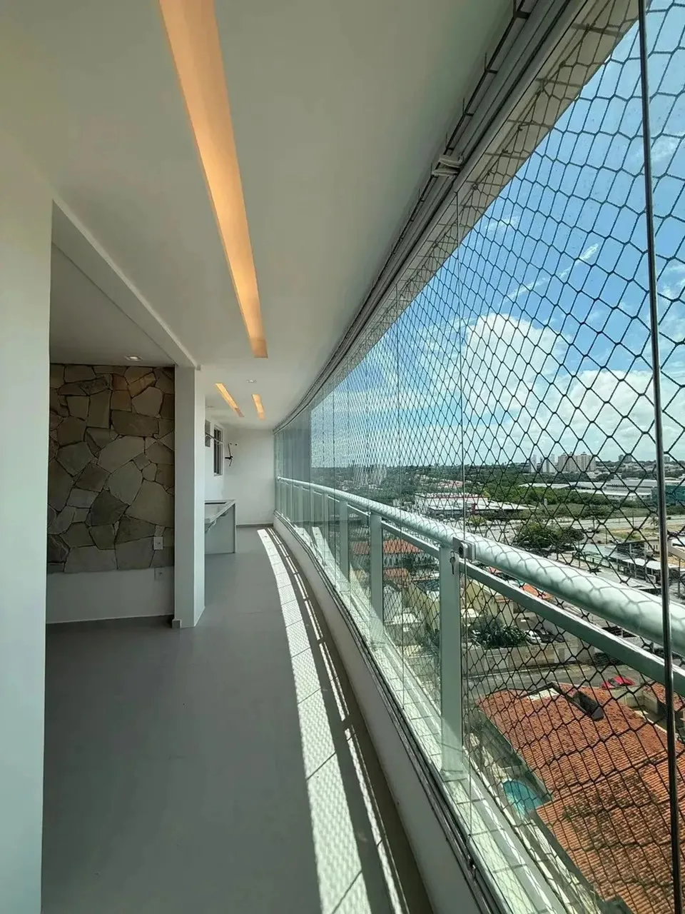 LINDO APARTAMENTO NO CALHAU VISTA MAR COND. ILHA GREGAS . REFORMADO E PROJETADO