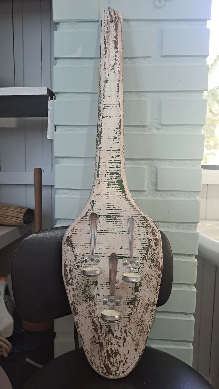 Porta-velas rústico de madeira com colheres