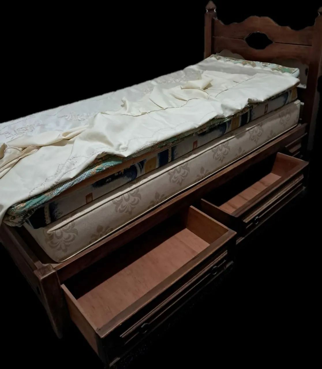 Cama de madeira com gavetas e colchão