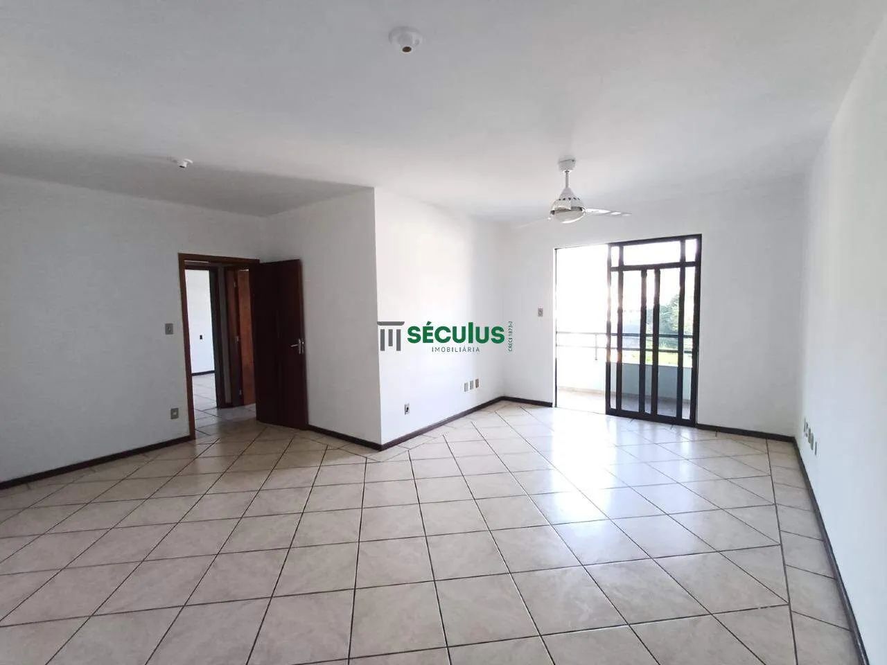 Amplo apartamento para locação no bairro Jaraguá Esquerdo  excelente localização!