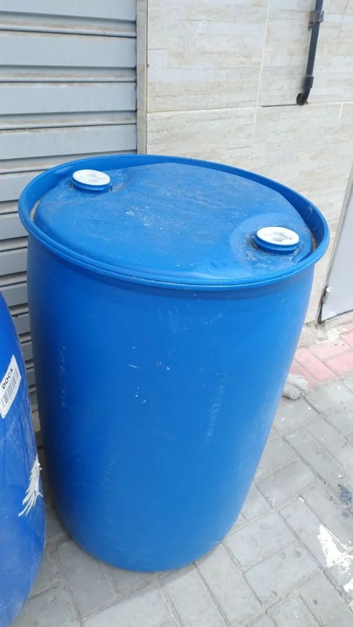 Vendo bombonas plásticas de 200 lt semi novas.  - Foto 2