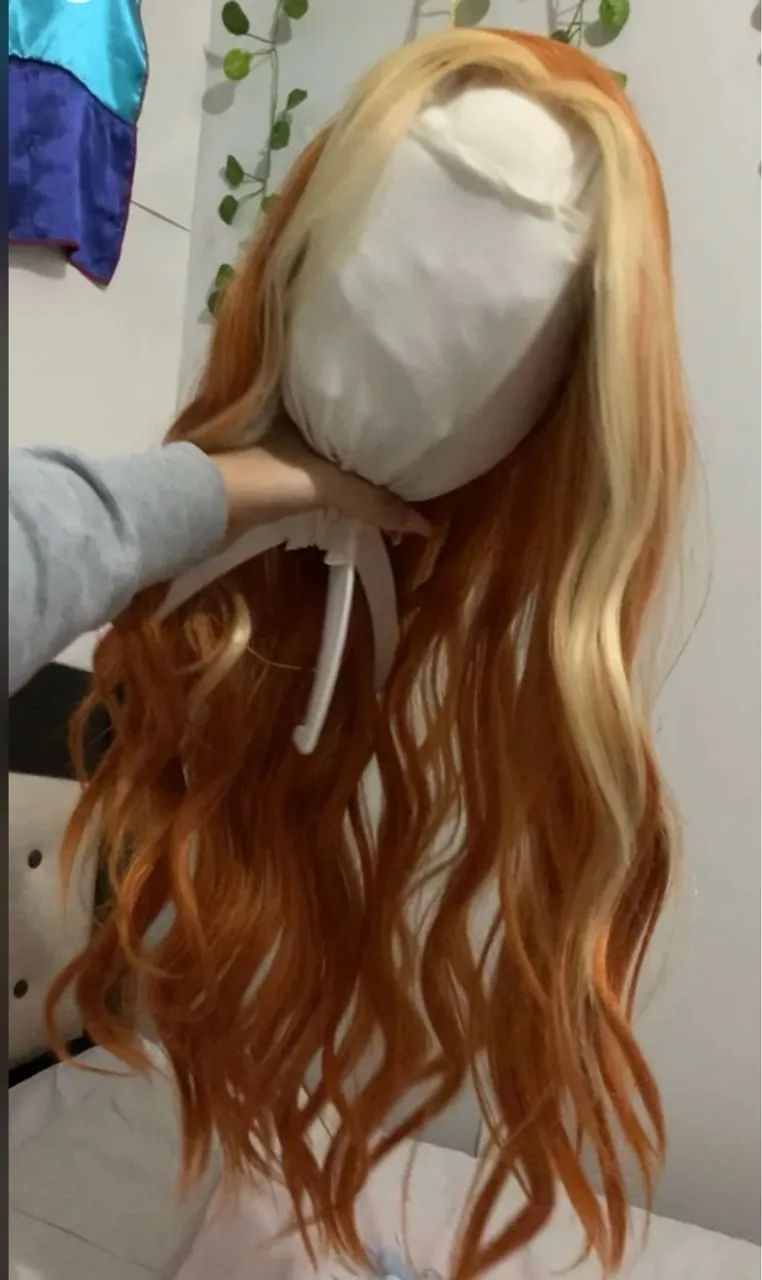 Lace ruiva com mechas loiras 