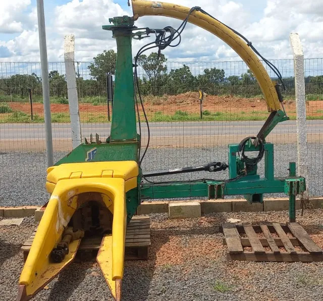 Colhedora de forragens JF 192 Z-10 - Própria para capiaçu e cana - Reformada