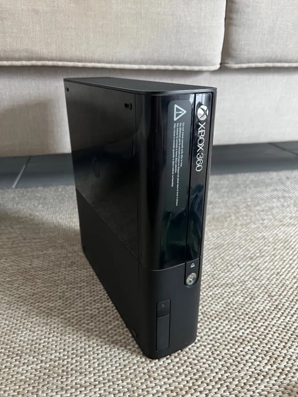 Console Xbox 360 E + 2 controles + fonte bivolt  - todo original - Foto 4