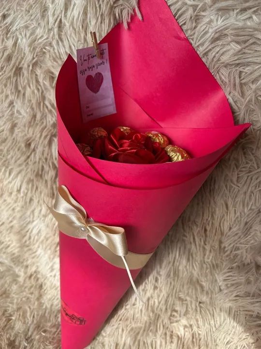 Buquê com rosa única de cetim e ferrero rochedo