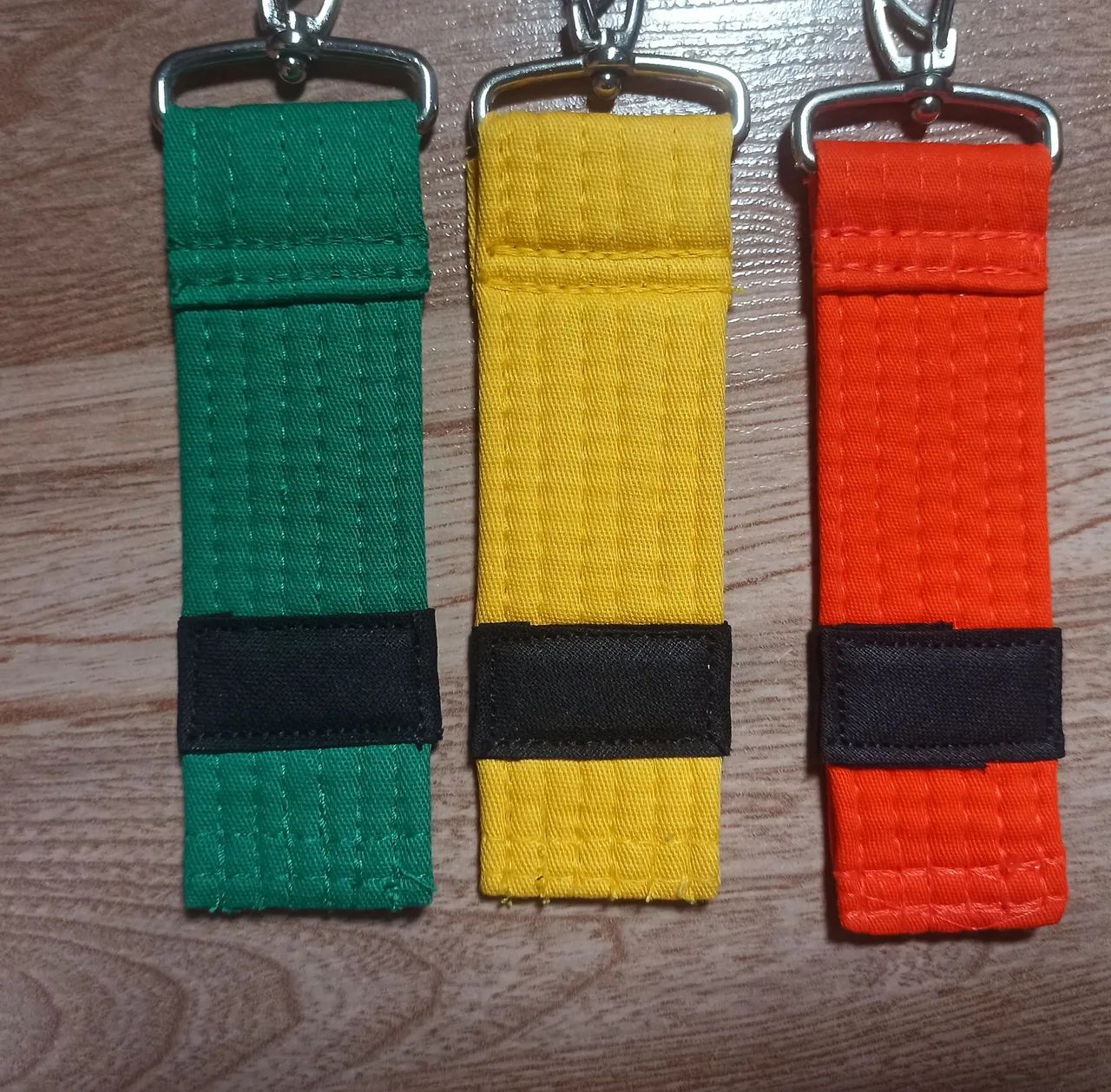 Chaveiro de faixa-verde, amarelo, laranja