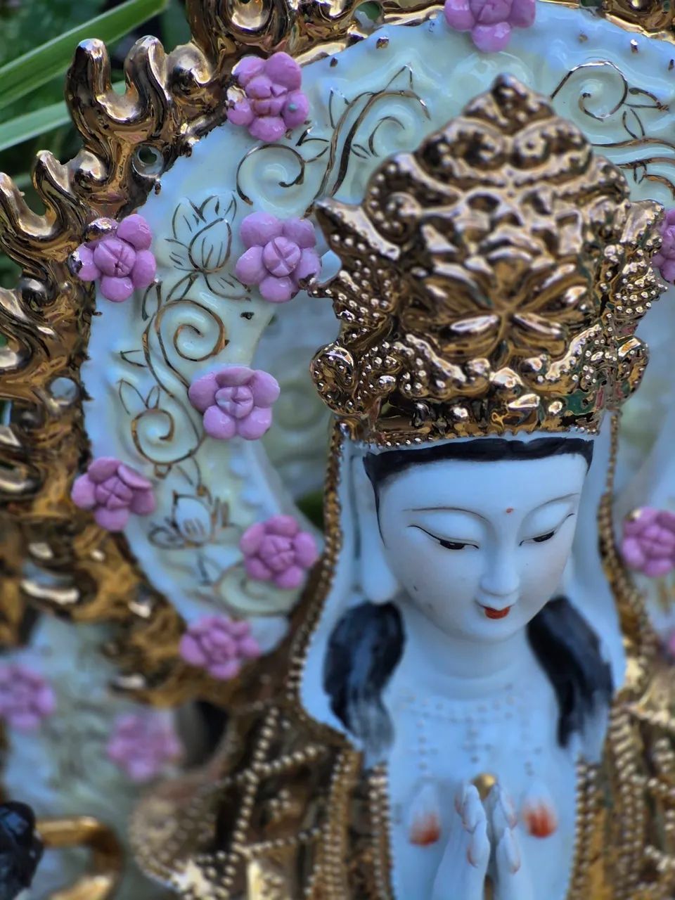 Linda e grande peça  antiga em porcelana kuanin  pintada a mão  - Foto 3