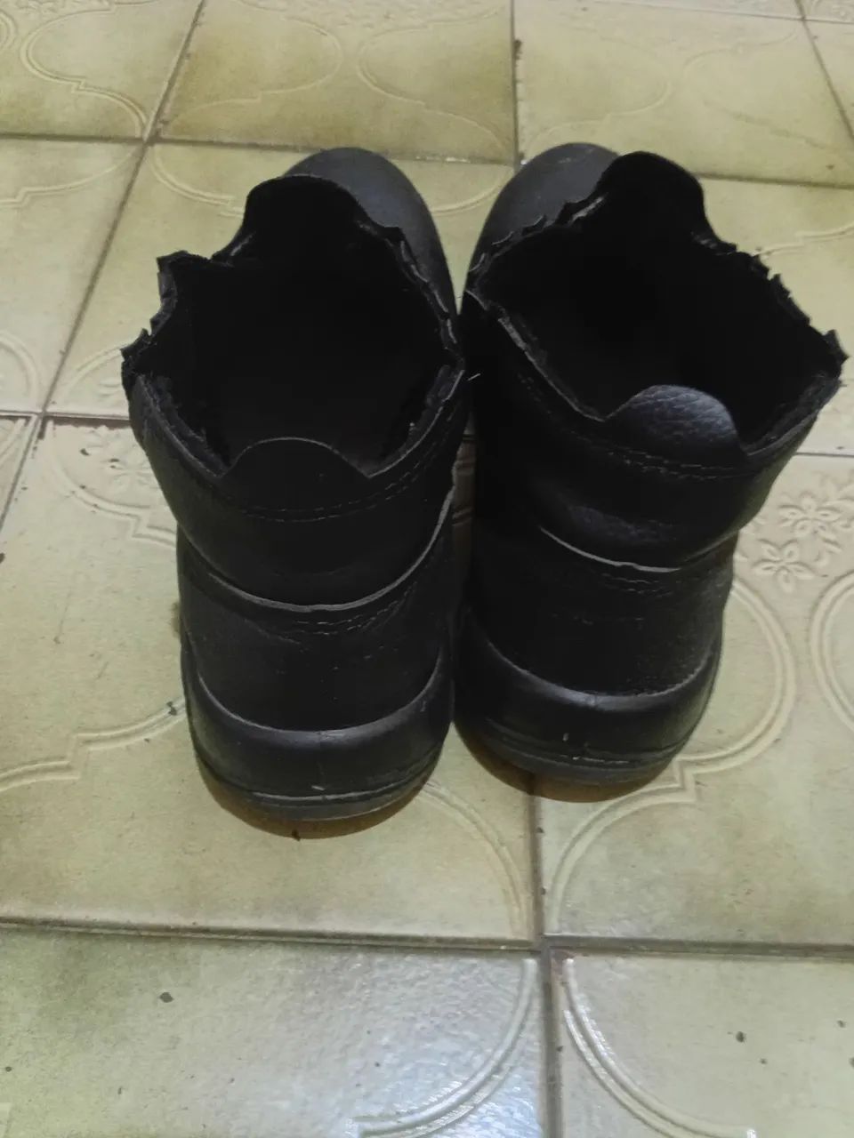 Selling a semi-new steel-toe boot... size 4064303952261507121