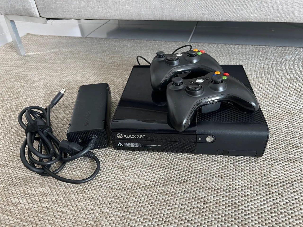 Console Xbox 360 E + 2 controles + fonte bivolt  - todo original - Foto 5