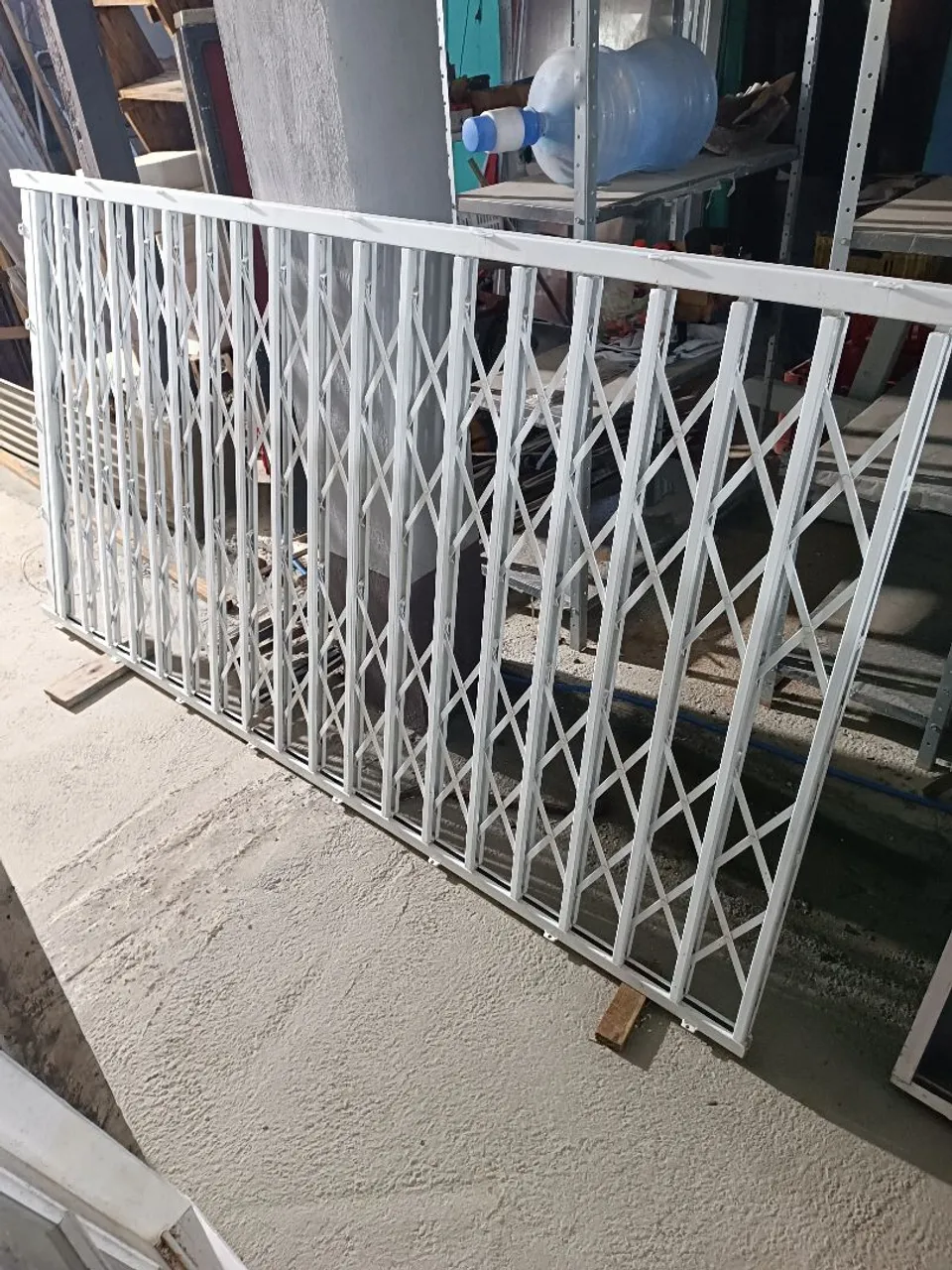 Grade pantográfica de janela SEMINOVA 1.30A x 2m35L VENDE-SE