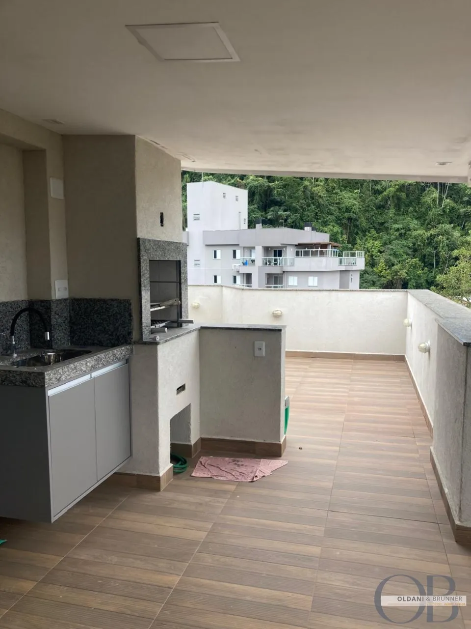 COBERTURA DUPLEX MOBILIADA COM 3 SUÍTES NO PEREQUE-AÇÚ.