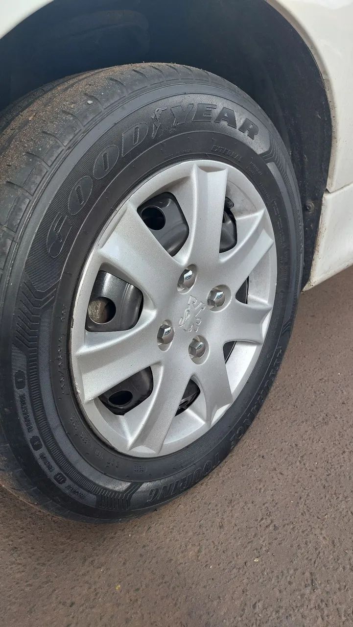 Vendo jogo de rodas de ferro peugeot com calotas e pneus  - Foto 3